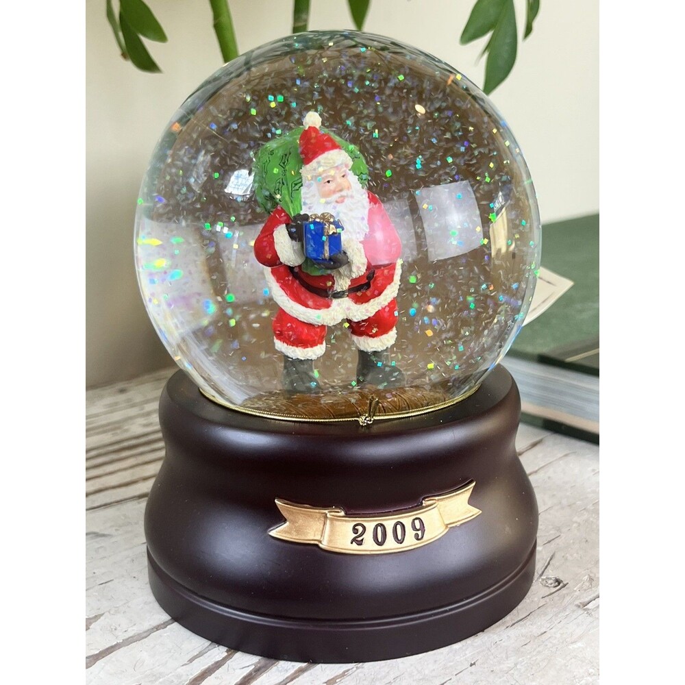 Vintage 2009 Snow Globe Santa With Sack Of Toys On His Back / Nostalgia / Xmas